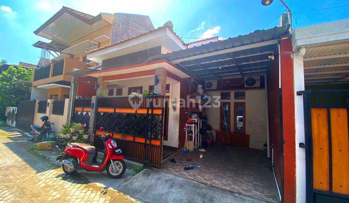 Rumah cantik 1,5 lantai bonus furnish di cluster Banyuanyar 2