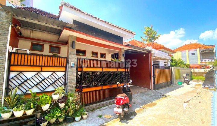 Rumah cantik 1,5 lantai bonus furnish di cluster Banyuanyar 1