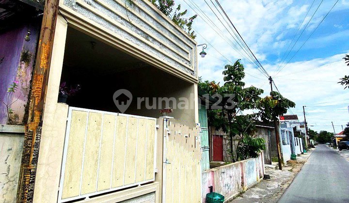 Rumah Mungil 2 Lantai Pinggir Jalan Utama Baturan Colomadu