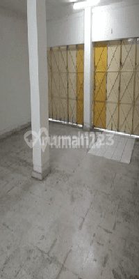 Shop House with Shorum on the Side of Slamet Riyadi Road, Surakarta 2