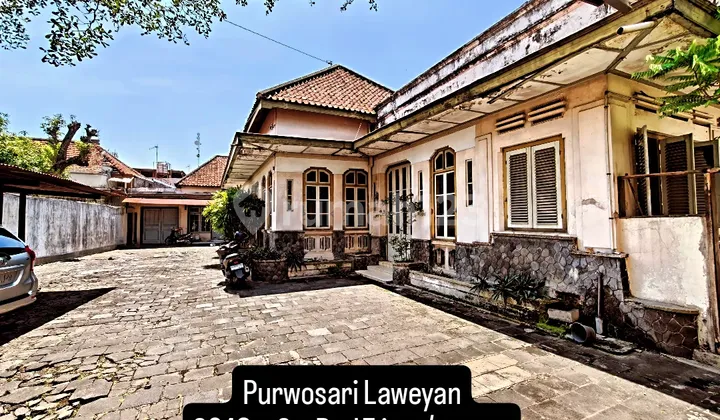 Rumah Kolonial Pinggir Jalan Raya Purwosari Laweyan