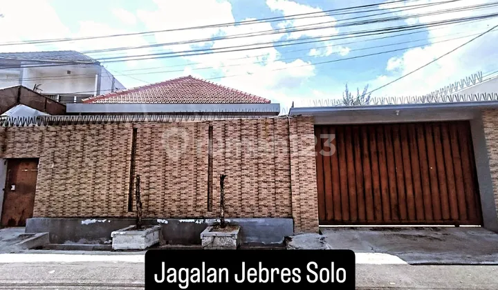 Rumah, 2 Lantai, Pinggir Jalan Utama di Jagalan Jebres Solo