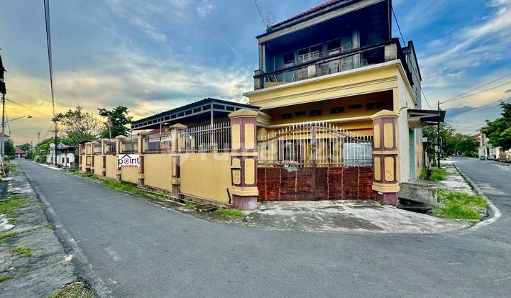 Rumah Mewah Lahan Luas 478 M2 Di Dekat Jalan Raya