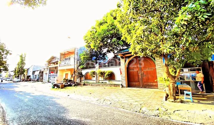 Luxury Teak House by the Main Road in Nusukan 2