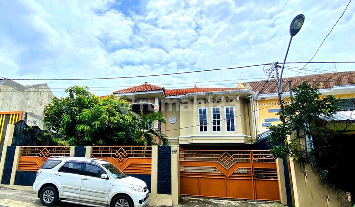 Rumah Mewah 3 Lantai Pinggir Jalan Raya Mojosongo Jebres Solo