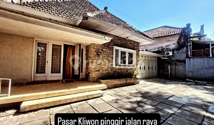 Rumah Desain Kolonial 2349 M2 Pinggir Jalan Raya Pasar Kliwon