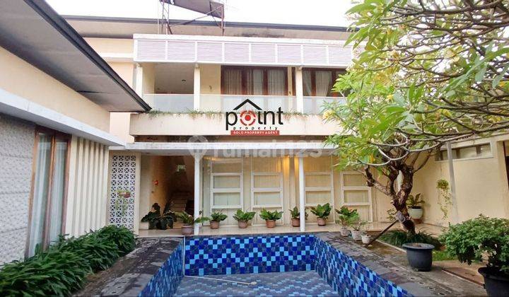 Rumah mewah plus kolam renang pinggir jalan utama di Banyuanyar 1