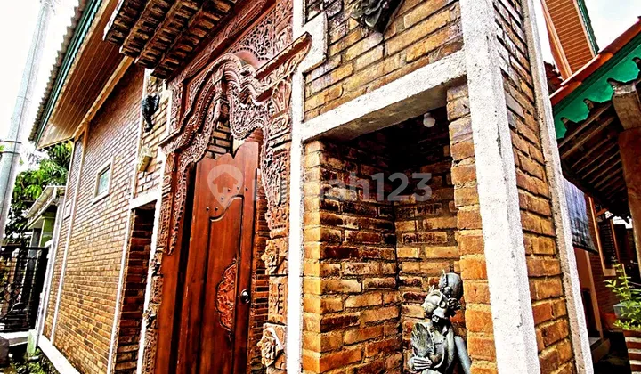 Rumah Desain Jawa Plus Furnish di Cluster Solo Baru