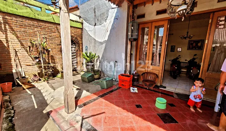 Rumah Plus Ruang Usaha Pinggir Jalan Utama Karangasem di Laweyan 2