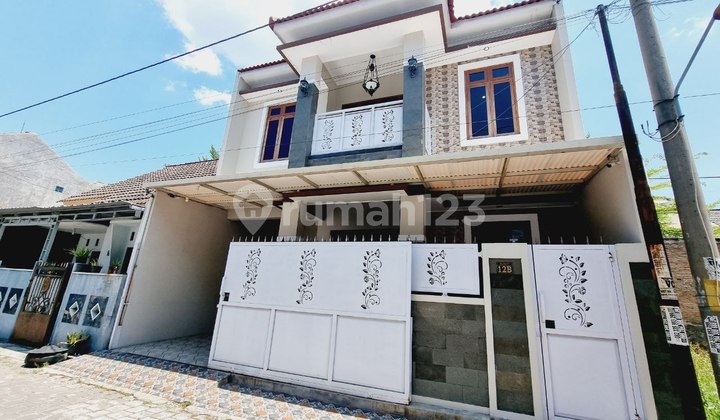 Rumah Mewah 2 Lantai Di Area Perumahan Gentan 1
