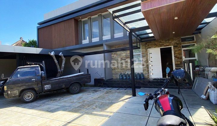 Rumah Mewah Desain Minimalisi Pinggir Jalan Serengan Rumah Mewah Desain Minimalisi Pinggir Jalan Serengan