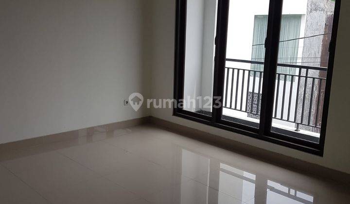 2 Lantai di Karang Tengah, Jakarta Selatan