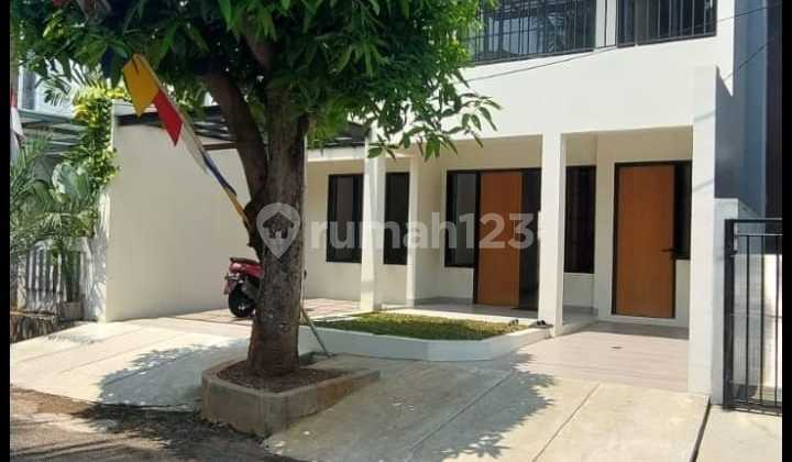 Rumah Mewah dengan Balkon Luas, Kitchen Set Baru, dan 2 Ruang Keluarga - Harga 2,4M 1