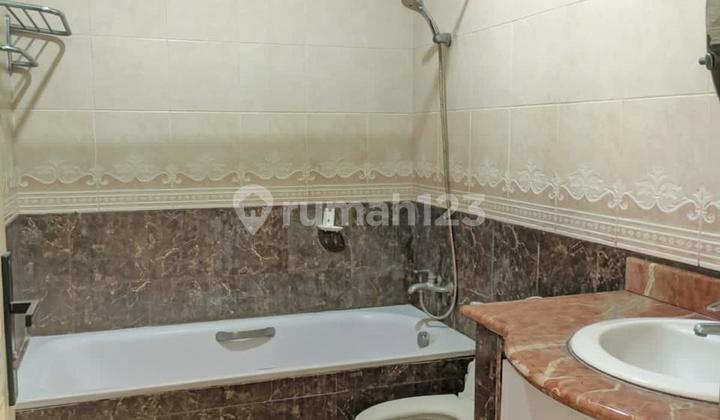 Nice 5 Bedroom House with Swimming Pool in Ampera 2