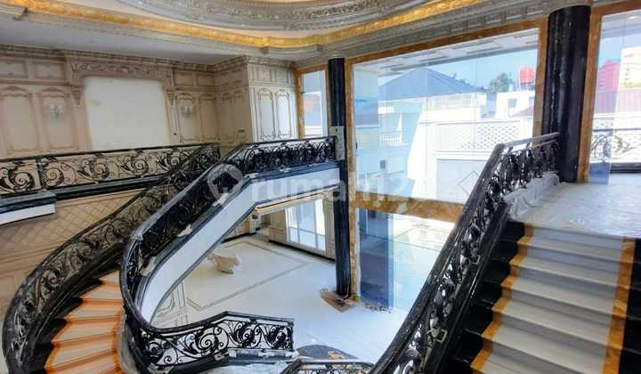 Rumah Baru Sangat Mewah Ada Lift Lokasi Premium