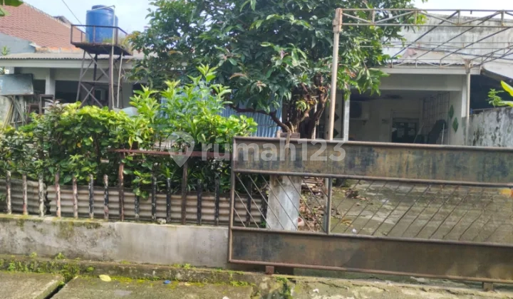 Dijual Rumah Tua Hitung Tanah di Depok Utara