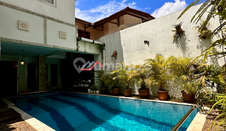 Rumah Siap Huni Dilegkapi Kolam Renang Posisi Hook Area Lebak Bulus, Jakarta Selatan