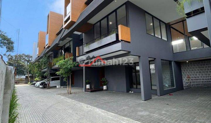 Rumah Di Kemang Modern Minimalis Dalam Townhouse Jakarta Selatan. 2