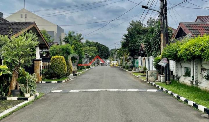 Well-Maintained Old House in a Lush Environment with Wide Roads