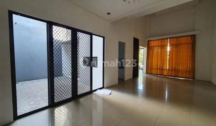 Rumah 2 Lantai Bagus Unfurnished SHM di Disewakan Rumah Royal Residence Cluster Windsor Surabaya, Surabaya 2