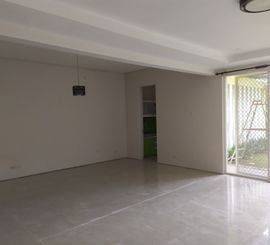 Rumah 2 Lantai Bagus Unfurnished SHM di Disewakan Rumah Royal Residence Cluster Monticelo Surabaya
, Surabaya 2