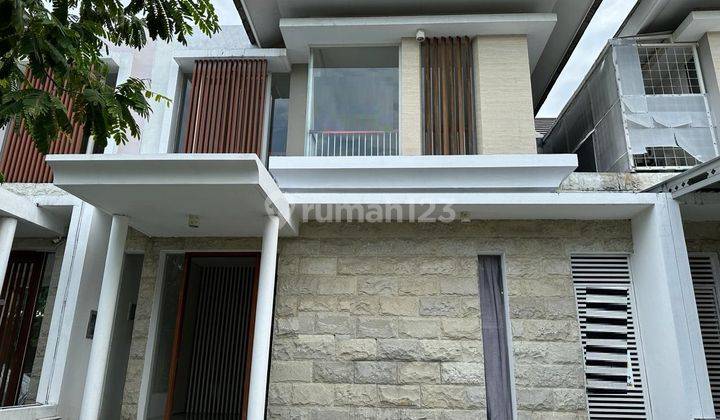 Rumah 2 Lantai Bagus Unfurnished SHM di Dijual Rumah Greenlake Surabaya
, Surabaya 1