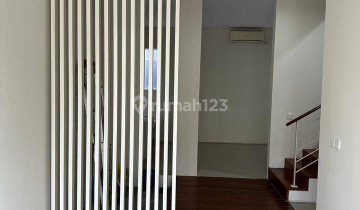 Rumah 2 Lantai Bagus Unfurnished SHM di Dijual Rumah Greenlake Surabaya
, Surabaya 2