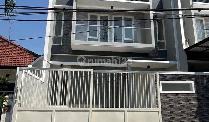 Dijual Rumah Mewah Skandinavian Manyar Tirtomoyo di jalan utama
 1