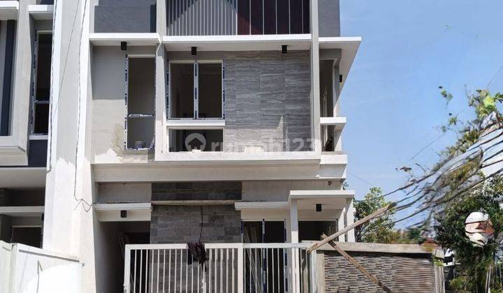 Rumah Scandinavian Gress 2LT dgn Lebar 8 dan ROW jalan 5 Mobil 1