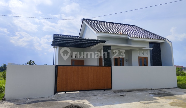 Modern House in Donohudan Near Colomadu to the Airport and Toll Road 2