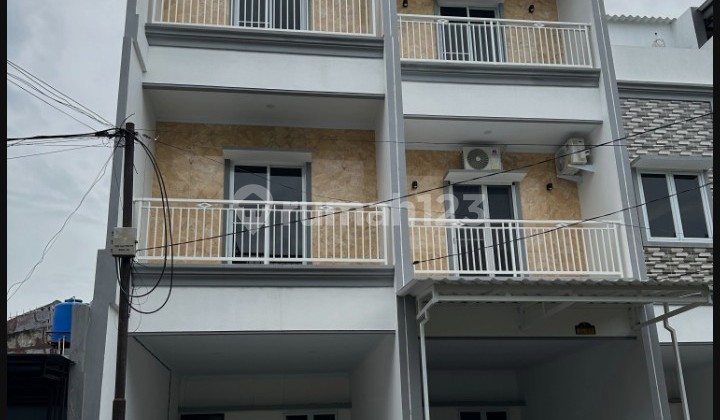 Three-Story House in Kebon Jeruk, Duri Kepa