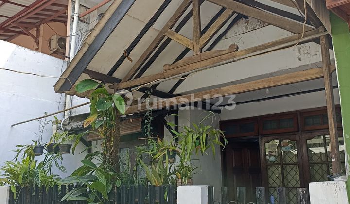 Old Housing Near Cibodas Housing Market, Tangerang City Old Housing Near Cibodas Housing Market, Tangerang City