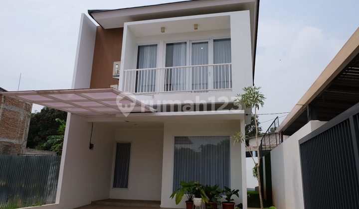 Rumah Town House Dengan Pool Di Tangerang Selatan  2