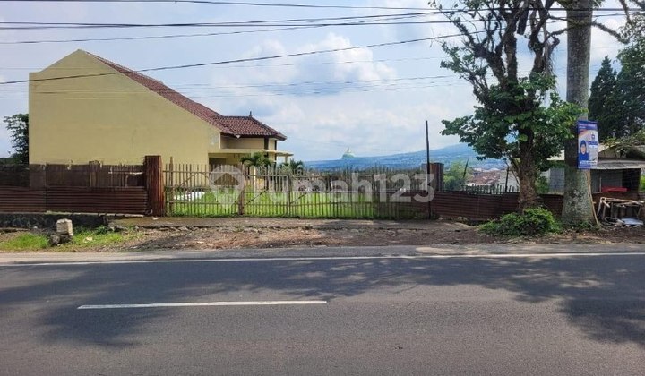 Strategic Land and Stone Building at Zero Pandanrejo Main Road