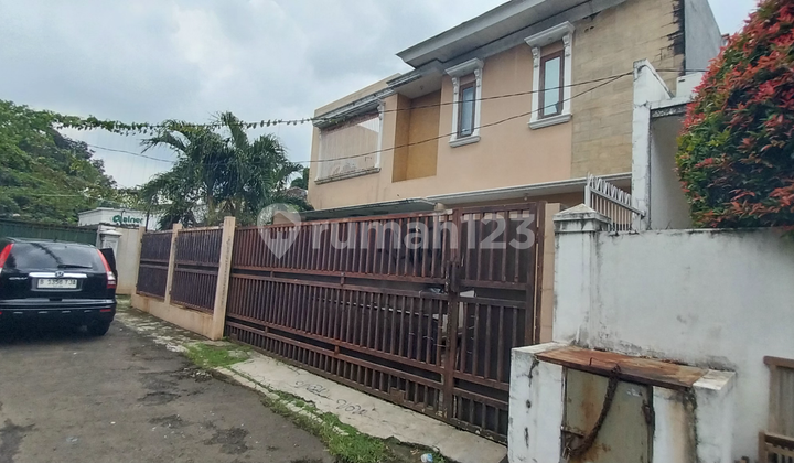 House with Swimming Pool Facilities in South Jakarta