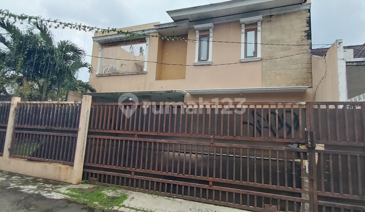 Rumah dengan Fasilitas Kolam Renang di Jakarta Selatan