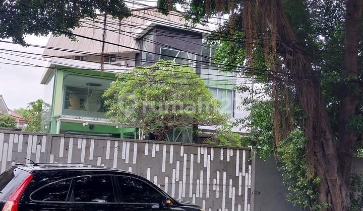 Perkantoran di Pinggir Jalan Raya Jakarta Timur Perkantoran di Pinggir Jalan Raya Jakarta Timur