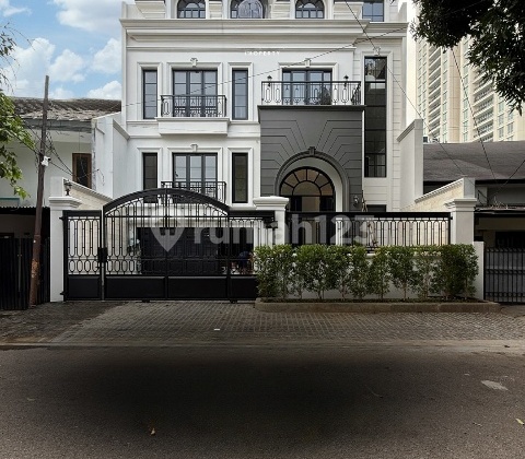 Selling Brand New House in a Quiet Area of Kebayoran Baru Selling Brand New House in a Quiet Area of Kebayoran Baru