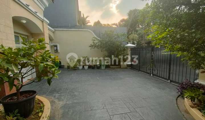 Indah dan Baru Direnovasi Rumah Tapak (Foto Asli) dengan Kolam Renang Pribadi di Pondok Indah 2