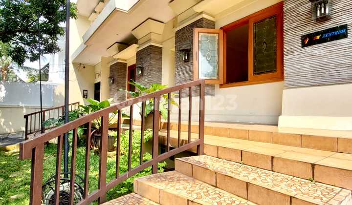 Rumah di Pondok indah Jakarta Selatan 2 Lantai SHM Bagus Sekali Semi Furnished