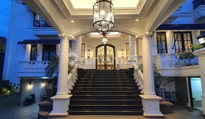 Rumah full furnished modern American classic jakarta Selatan