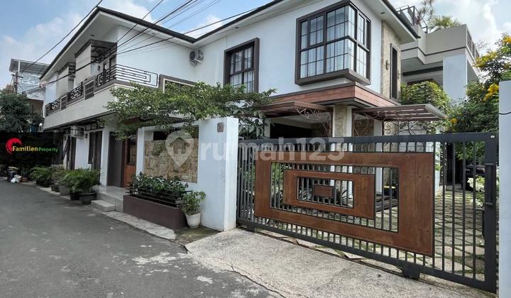 Rumah kost di Kebayoran Lama Jakarta selatan 2 Lantai SHM Bagus Sekali Semi Furnished