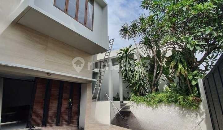 Modern Tropical House Kemang dalam