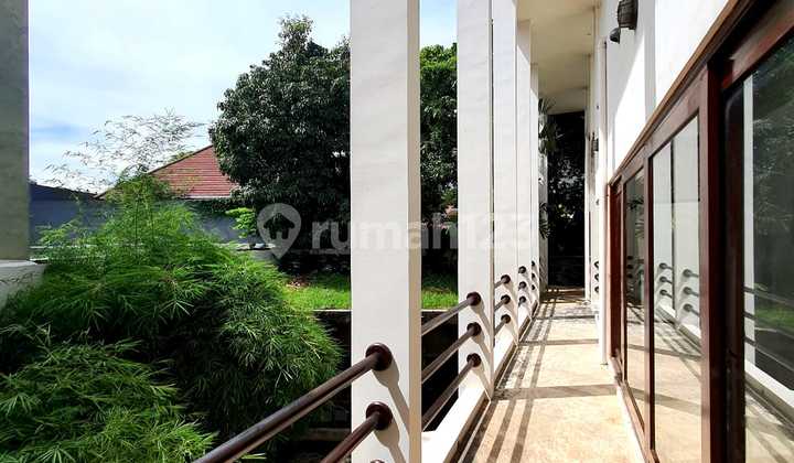 Rumah 2 Lantai Bagus di Menteng Jakarta Pusat SHM 2