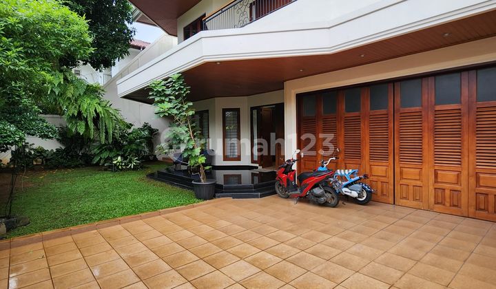 Rumah mewah dalam kompleks Taman lebak bulus