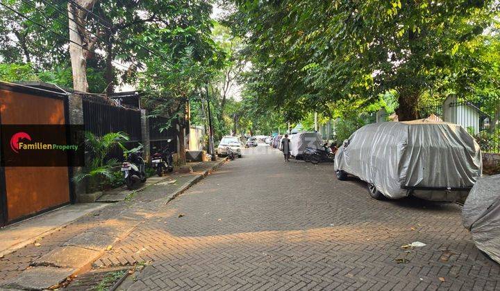 Tanah atau rumah lama  luas 599 m2 depan taman prime menteng  2