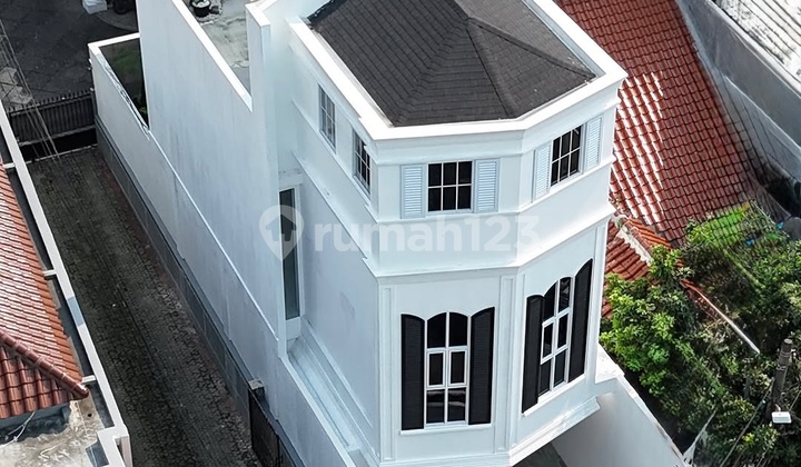 Brand New House Modern Classic Kemang Dalam Area