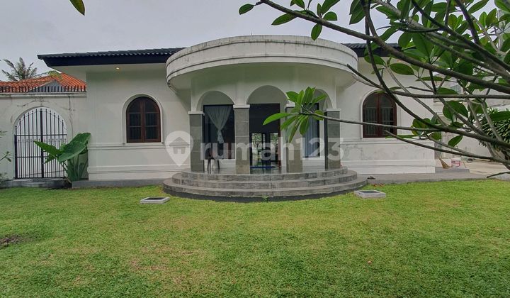 Spacious House with Private Pool in Kemang Dalam 2