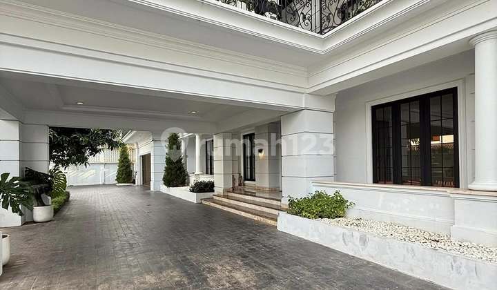 Kemang , Rumah Mewah Classic White Furnished