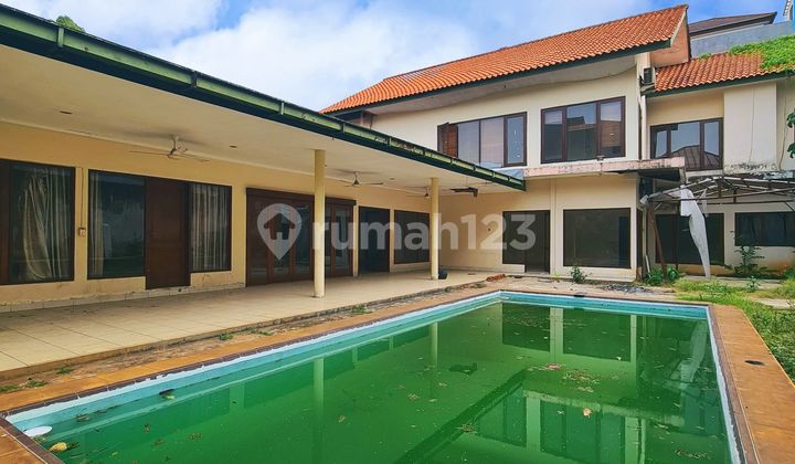 Second Hand House for Sale in Kemang, Area 820, Price Rp. 17 Billion.